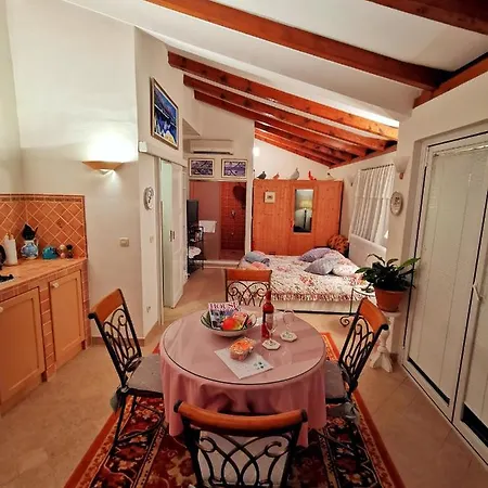 Sylvia Studio Apartment *